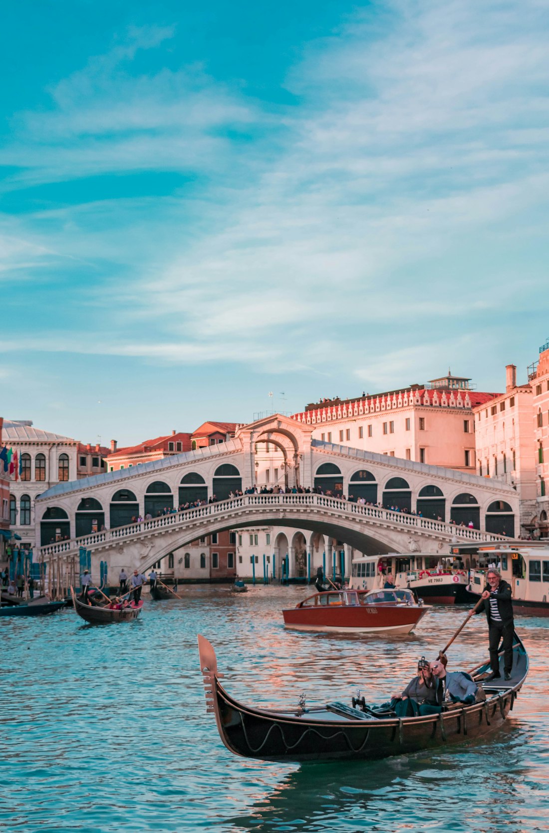 Canal de Veneza com gôndola ao entardecer